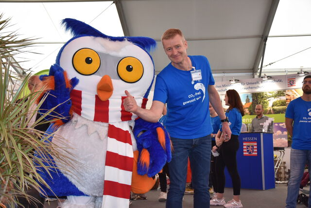 Hans Günter Göddemeyer mit Uli, der Eule