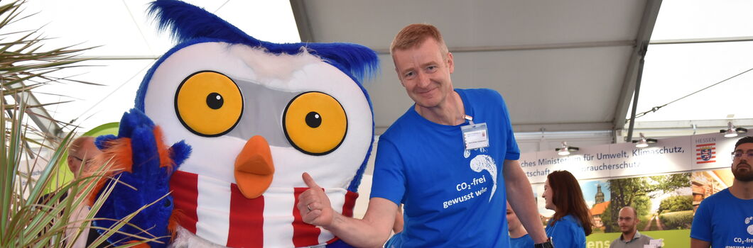 Hans Günter Göddemeyer mit Uli, der Eule