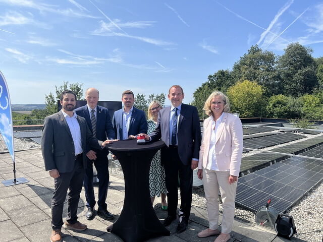 Finanzminister Lorz besucht Museum Keltenwelt am Glauberg und nimmt Photovoltaikanlage in Betrieb