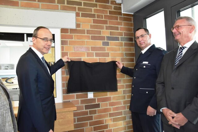 Innenminister Peter Beuth, Leiter der Polizeistation Volker Stächer, Hans-Ulrich Hartwig