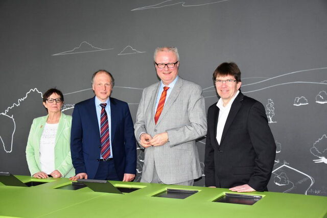 Dr. Vera Rupp, Dr. Udo Recker, Finanzminister Dr. Thomas Schäfer, Dr. Jürgen Hirsch