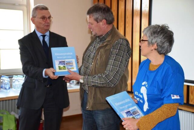 Hans-Ulrich Hartwig, Amtsleiter Norbert Sasse, Marion Leske