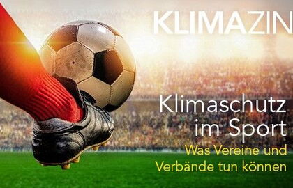 Ein mit roten Strümpfen bekleidetes Bein eines Fußballspielers, kickt im Stadion einen Ball